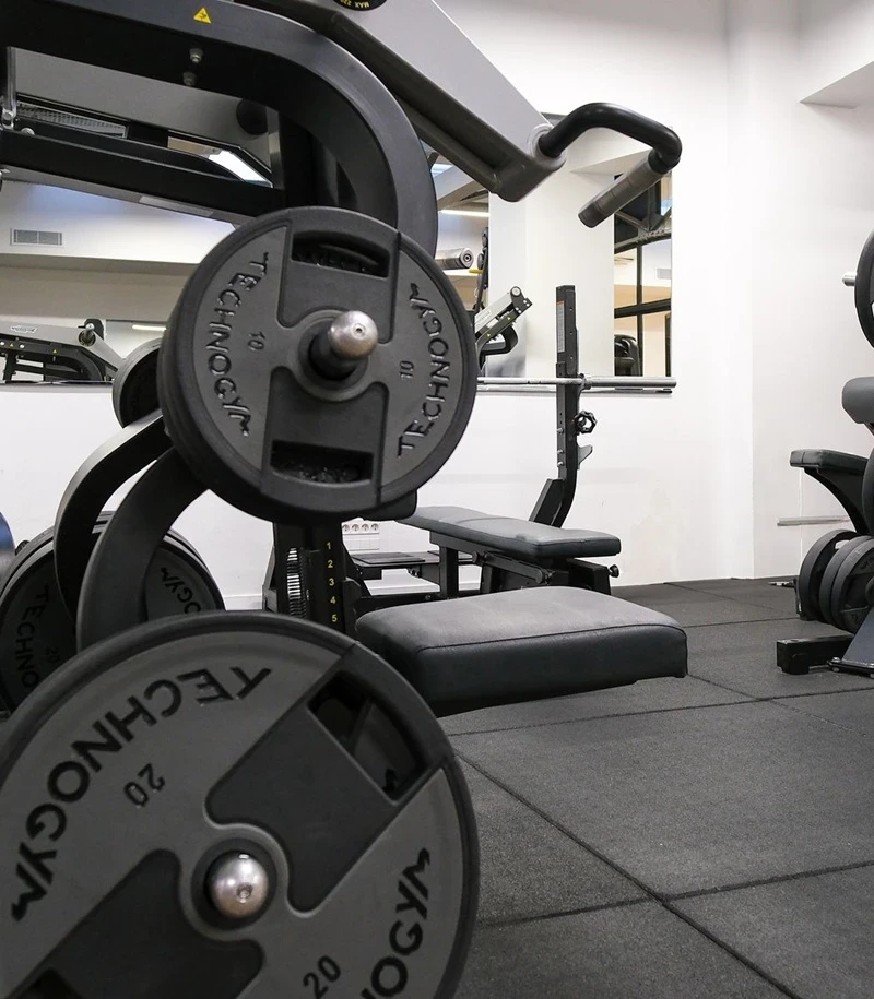 Espace renforcement musculaire du club de sport premium Parenth&egrave;se &agrave; Boulogne-Billancourt