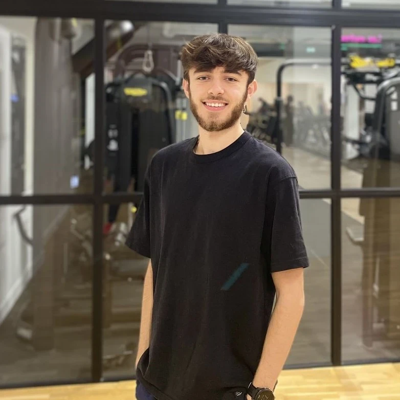 Vanya, coach au club de sport premium Parenth&egrave;se &agrave; Boulogne-Billancourt